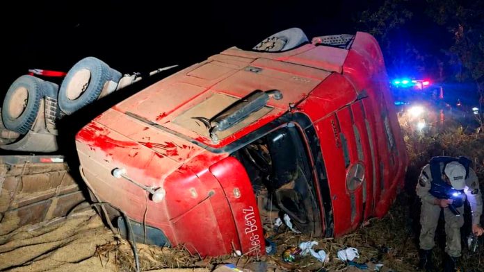 Ambulância do SAMU e viatura dos Bombeiros atendendo ocorrência de tombamento de carreta na rodovia em Paracatu.
