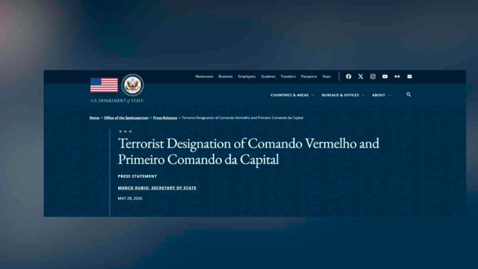 Bandeira dos Estados Unidos em primeiro plano com o prédio do Departamento de Estado americano ao fundo em Washington.