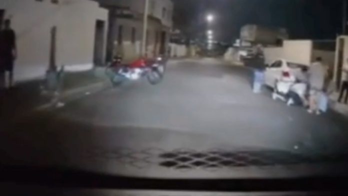 Viatura da Polícia Militar atendendo ocorrência em rua residencial.