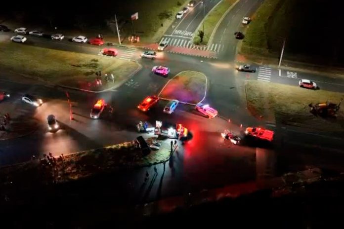 Registro da perícia no local do acidente na MGC-455 Carros acidentados após colisão na rodovia MGC-455, em Uberlândia