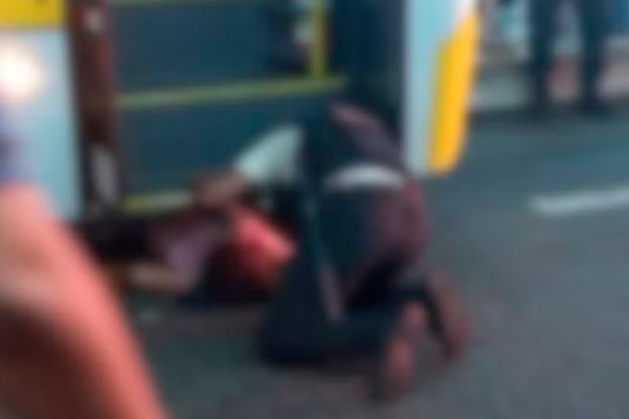 Atendimento médico após atropelamento no Terminal Central de Uberlândia. Socorristas do Samu prestando atendimento a idosa atropelada por ônibus no Terminal Central de Uberlândia.
