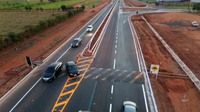 Obras de acesso ao Anel Viário Sul em Uberlândia Trecho de rodovia e obras de acesso ao Anel Viário Sul em Uberlândia