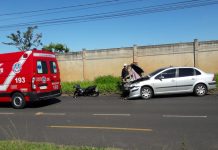 Motociclista morre em colisão com carro e marido que seguia atrás vê o acidente