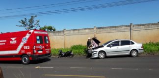 Motociclista morre em colisão com carro e marido que seguia atrás vê o acidente