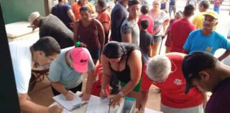 População coleta assinaturas para diminuir em 50% salários de vereadores