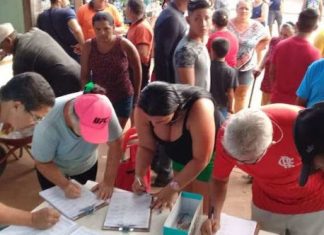 População coleta assinaturas para diminuir em 50% salários de vereadores