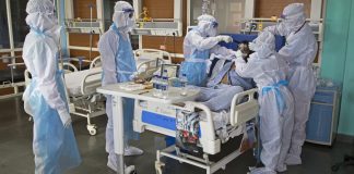 Mulher indiana morre de ataque cardíaco após o marido incendiar-se após o nascimento da filha Uma mulher indiana morreu de ataque cardíaco depois que o marido pegou fogo e se matou após o nascimento da filha.