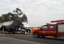 Carreta e caminhão colidem em mesmo trecho de acidente que deixou 12 mortos na BR-365 Carreta e caminhão colidem em mesmo trecho de acidente que deixou 12 mortos na BR-365