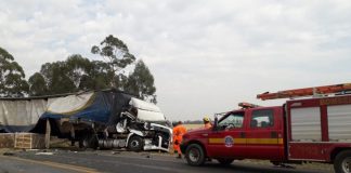 Carreta e caminhão colidem em mesmo trecho de acidente que deixou 12 mortos na BR-365 Carreta e caminhão colidem em mesmo trecho de acidente que deixou 12 mortos na BR-365