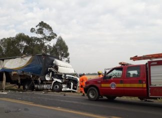 Carreta e caminhão colidem em mesmo trecho de acidente que deixou 12 mortos na BR-365 Carreta e caminhão colidem em mesmo trecho de acidente que deixou 12 mortos na BR-365