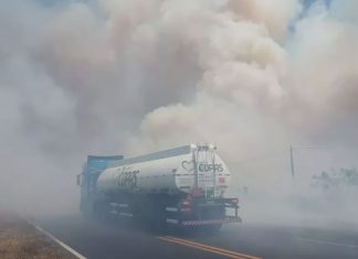 Fumaça causada por incêndios na zona rural de Uberlândia atinge trecho da MG-497 Fumaça causada por incêndios na zona rural de Uberlândia atinge trecho da MG-497