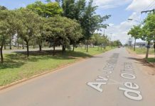 Após tentativa de calote, homem apanha de prostitutas e acaba nu no meio da rua O rapaz teria consumido R$ 850 em prostíbulo e tentado sair sem pagar, o que ocasionou em revolta das garotas de programa