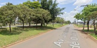 Após tentativa de calote, homem apanha de prostitutas e acaba nu no meio da rua O rapaz teria consumido R$ 850 em prostíbulo e tentado sair sem pagar, o que ocasionou em revolta das garotas de programa