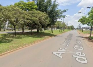 Após tentativa de calote, homem apanha de prostitutas e acaba nu no meio da rua O rapaz teria consumido R$ 850 em prostíbulo e tentado sair sem pagar, o que ocasionou em revolta das garotas de programa