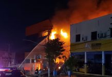 Bombeiros se ferem após prédio desabar durante grande incêndio em lojas no Centro de Cuiabá Bombeiros se ferem após prédio desabar durante grande incêndio em lojas no Centro de Cuiabá