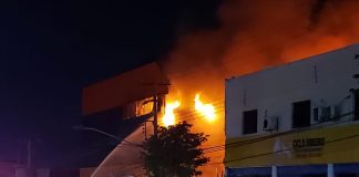 Bombeiros se ferem após prédio desabar durante grande incêndio em lojas no Centro de Cuiabá Bombeiros se ferem após prédio desabar durante grande incêndio em lojas no Centro de Cuiabá