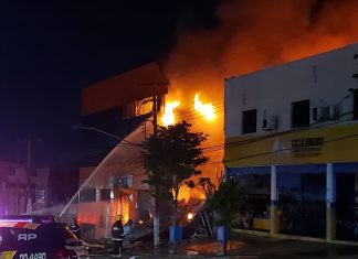Bombeiros se ferem após prédio desabar durante grande incêndio em lojas no Centro de Cuiabá Bombeiros se ferem após prédio desabar durante grande incêndio em lojas no Centro de Cuiabá