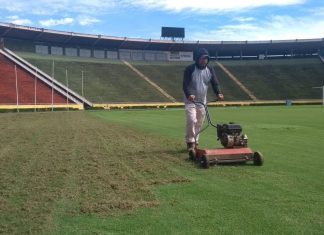 Prefeitura inicia reforma do gramado do Estádio Parque do Sabiá Prefeitura inicia reforma do gramado do Estádio Parque do Sabiá