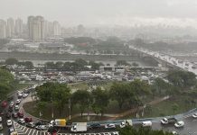 São Paulo registra alagamentos e linha de trem fica parcialmente paralisada São Paulo registra alagamentos e linha de trem fica parcialmente paralisada