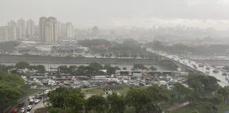 São Paulo registra alagamentos e linha de trem fica parcialmente paralisada São Paulo registra alagamentos e linha de trem fica parcialmente paralisada