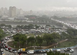 São Paulo registra alagamentos e linha de trem fica parcialmente paralisada São Paulo registra alagamentos e linha de trem fica parcialmente paralisada