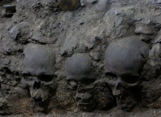 Torre de crânios humanos aterrorizante é encontrada no México Torre de crânios humanos aterrorizante é encontrada no México