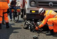 Acidente entre motociclista e caminhão no bairro Roosevelt em Uberlândia Acidente entre motociclista e caminhão no bairro Roosevelt em Uberlândia