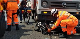 Acidente entre motociclista e caminhão no bairro Roosevelt em Uberlândia Acidente entre motociclista e caminhão no bairro Roosevelt em Uberlândia