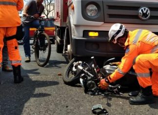 Acidente entre motociclista e caminhão no bairro Roosevelt em Uberlândia Acidente entre motociclista e caminhão no bairro Roosevelt em Uberlândia