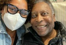 Filha de Pelé posta foto do pai assistindo jogo da seleção brasileira feminina Filha de Pelé posta foto do pai assistindo jogo da seleção brasileira feminina