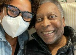 Filha de Pelé posta foto do pai assistindo jogo da seleção brasileira feminina Filha de Pelé posta foto do pai assistindo jogo da seleção brasileira feminina