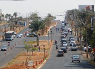 Viaduto na Avenida Nicomedes Alves dos Santos sobre a Avenida dos Vinhedos começa a ser construído em Uberlândia Viaduto na Avenida Nicomedes Alves dos Santos sobre a Avenida dos Vinhedos começa a ser construído em Uberlândia
