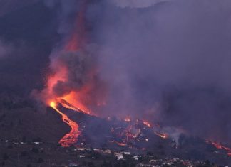 Vulcão que poderia provocar tsunami no Brasil gera tremor nas Ilhas Canárias Vulcão que poderia provocar tsunami no Brasil gera tremor nas Ilhas Canárias