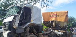 Condutor de 29 anos morre em colisão de caminhões e parte da carga de produtos do Mercado Livre foi saqueada Condutor de 29 anos morre em colisão de caminhões e parte da carga de produtos do Mercado Livre foi saqueada