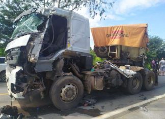 Condutor de 29 anos morre em colisão de caminhões e parte da carga de produtos do Mercado Livre foi saqueada Condutor de 29 anos morre em colisão de caminhões e parte da carga de produtos do Mercado Livre foi saqueada