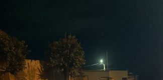 Jovem morre após bater moto em árvore no bairro Marta Helena em Uberlândia Jovem morre após bater moto em árvore no bairro Marta Helena em Uberlândia