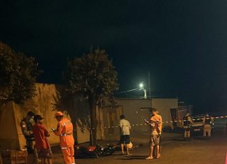 Jovem morre após bater moto em árvore no bairro Marta Helena em Uberlândia Jovem morre após bater moto em árvore no bairro Marta Helena em Uberlândia