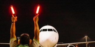 Piloto faz pouso de emergência em Brasília após idosa morrer em voo internacional Piloto faz pouso de emergência em Brasília após idosa morrer em voo internacional