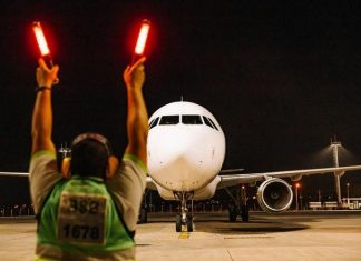 Piloto faz pouso de emergência em Brasília após idosa morrer em voo internacional Piloto faz pouso de emergência em Brasília após idosa morrer em voo internacional