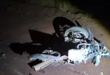 Motorista estaciona para ajudar motociclista e ambos morrem atropelados por caminhonete na LMG-690, em Paracatu Motorista estaciona para ajudar motociclista e ambos morrem atropelados por caminhonete