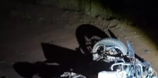 Motorista estaciona para ajudar motociclista e ambos morrem atropelados por caminhonete na LMG-690, em Paracatu Motorista estaciona para ajudar motociclista e ambos morrem atropelados por caminhonete