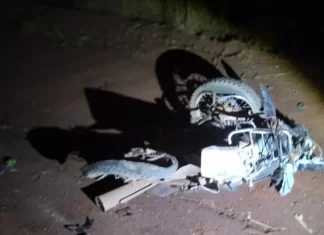 Motorista estaciona para ajudar motociclista e ambos morrem atropelados por caminhonete na LMG-690, em Paracatu Motorista estaciona para ajudar motociclista e ambos morrem atropelados por caminhonete