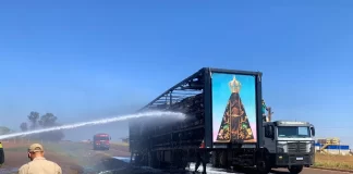 Imagem de Nossa Senhora fica intacta após fogo destruir caminhão Imagem de Nossa Senhora