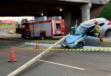 Motorista bate em poste e carro fica ‘suspenso no ar’ na Rondon Pacheco, em Uberlândia Veículo ficou dependurado sob o poste. Homem de 53 anos foi socorrido pelos bombeiros.