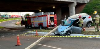 Motorista bate em poste e carro fica ‘suspenso no ar’ na Rondon Pacheco, em Uberlândia Veículo ficou dependurado sob o poste. Homem de 53 anos foi socorrido pelos bombeiros.