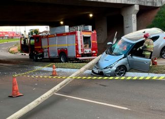 Motorista bate em poste e carro fica ‘suspenso no ar’ na Rondon Pacheco, em Uberlândia Veículo ficou dependurado sob o poste. Homem de 53 anos foi socorrido pelos bombeiros.