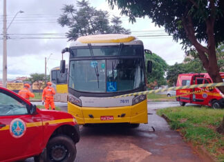 Motociclista morre após colisão com ônibus próximo ao terminal Santa Luzia em Uberlândia