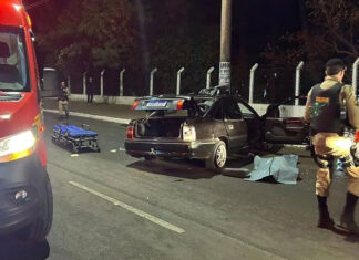 Três morrem após capotamento de carro na Avenida Anselmo Alves dos Santos