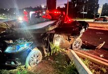 Motorista de aplicativo morre e três pessoas ficam feridas em acidente na Avenida Nicomedes Alves dos Santos, em Uberlândia Batida entre dois carros aconteceu na madrugada desta quarta-feira (1º). Sobreviventes foram levados para o Pronto Socorro da UFU.