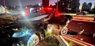 Motorista de aplicativo morre e três pessoas ficam feridas em acidente na Avenida Nicomedes Alves dos Santos, em Uberlândia Batida entre dois carros aconteceu na madrugada desta quarta-feira (1º). Sobreviventes foram levados para o Pronto Socorro da UFU.